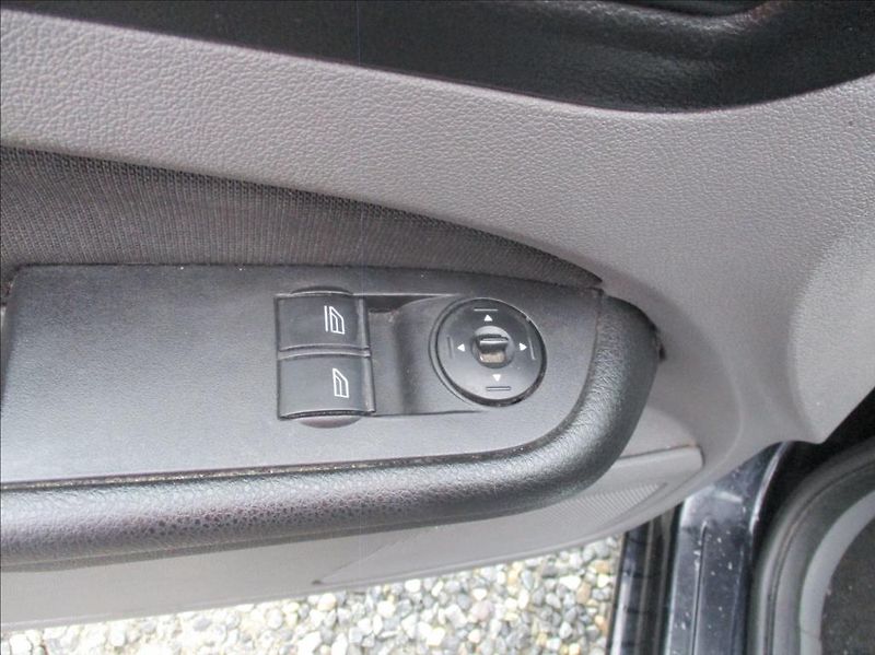 Ford Focus 1,6 16V, 75kW, digiklima,ABS, - fotka 17 z 20