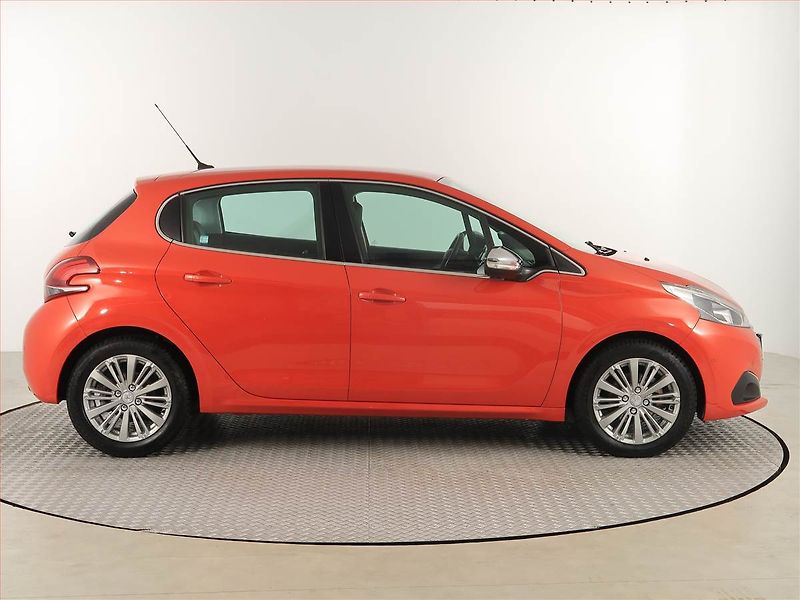 Peugeot 208 (2016) Style 1.2 PureTech, Navi - fotka 6 z 17