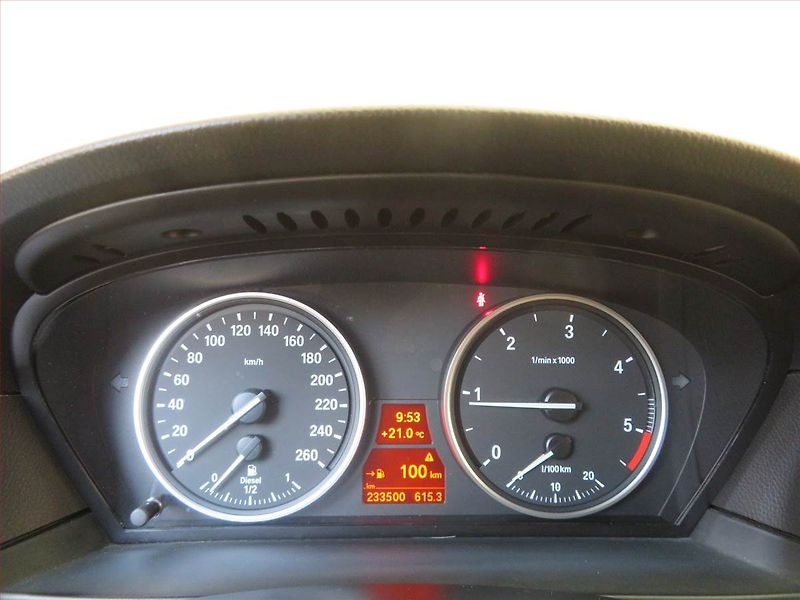 BMW Řada 5 (2010) M Paket 520d, Serv.kniha, Navi - fotka 11 z 16