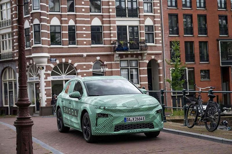Škoda Elroq při testovacích jízdách s kamuflovanými kusy