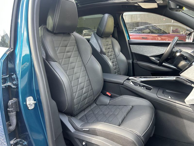 Peugeot 3008 (2024) GT Elektromotor 157 kW (73 kWh - fotka 13 z 16