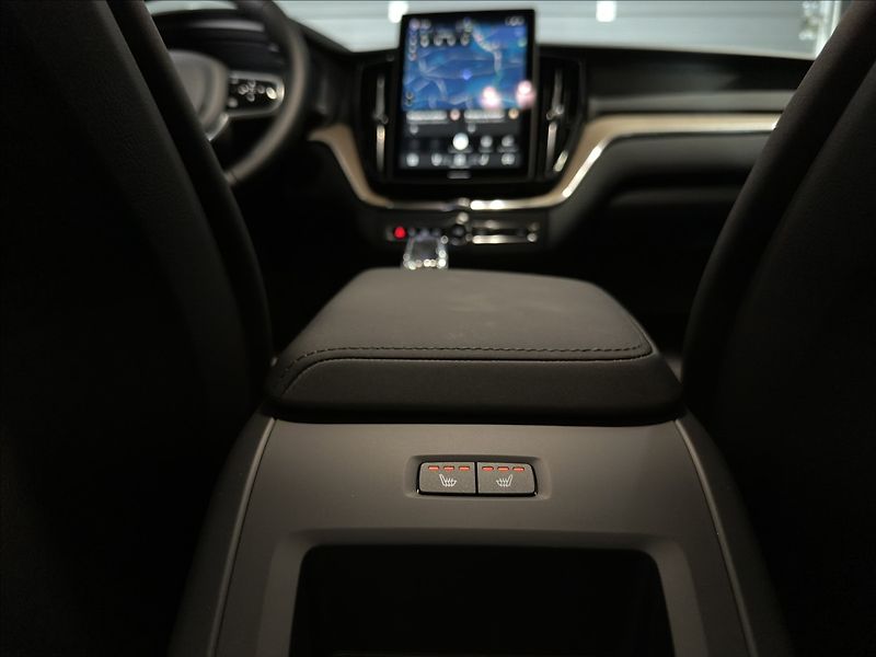Volvo XC60 (2026) 2,0 B5  Plus Dark - fotka 30 z 31