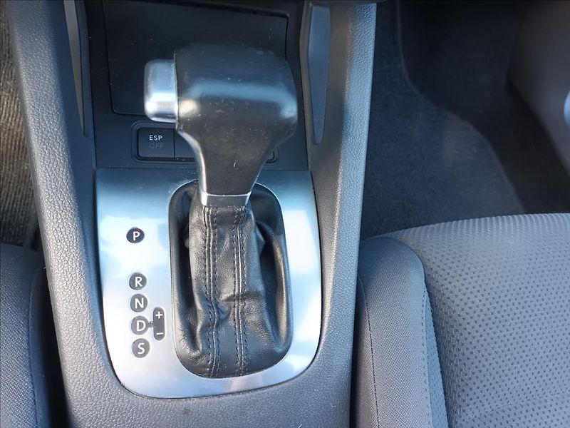 Volkswagen Golf 1,6 75kw,AUTOMAT,SERVISKA - fotka 30 z 35