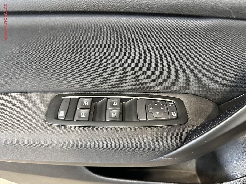 Renault Mégane (2018) 1.6 i, ČR, AC, tempo, park - fotka 20 z 22