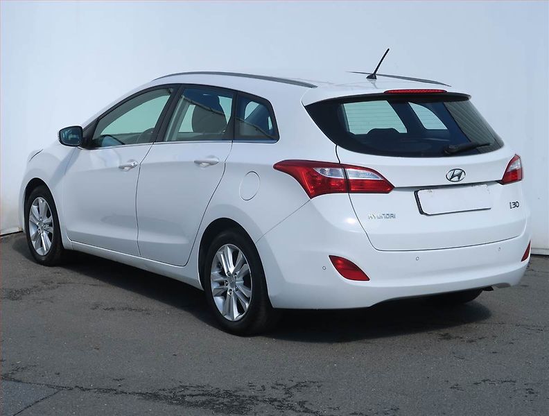 Hyundai i30 (2014) Weekend 1.6 MPI, Serv.kniha - fotka 4 z 17