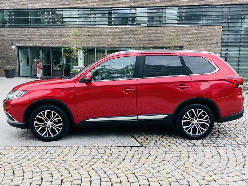 Mitsubishi Outlander 2.2D 4x4 1MAJ TAŽNÉ SERVISKA  - fotka 17 z 42