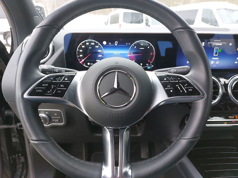 Mercedes-Benz GLA GLA180d - fotka 18 z 26