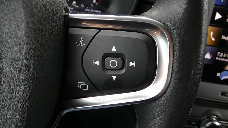 Volvo XC40 T2 FWD Momentum Core - fotka 12 z 21
