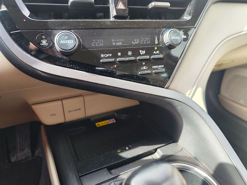 Toyota Camry 2.5 HEV/160kW Executive e-CVT - fotka 21 z 35