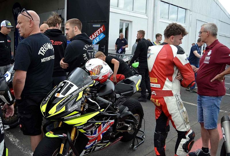 Autodrom Most o víkendu hostil závody mezinárodního mistrovství Německa IDM a závod FIM mistrovství světa sidecarů. Na snímku je rakouský jezdec Philipp Steinmayr v plné jízdě třídy Superbike.