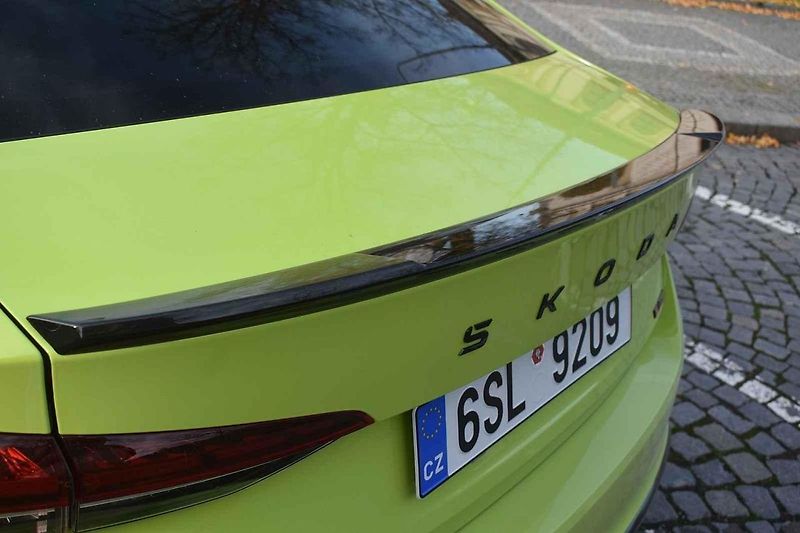 Auto si skvěle rozumí s táhlými zatáčkami