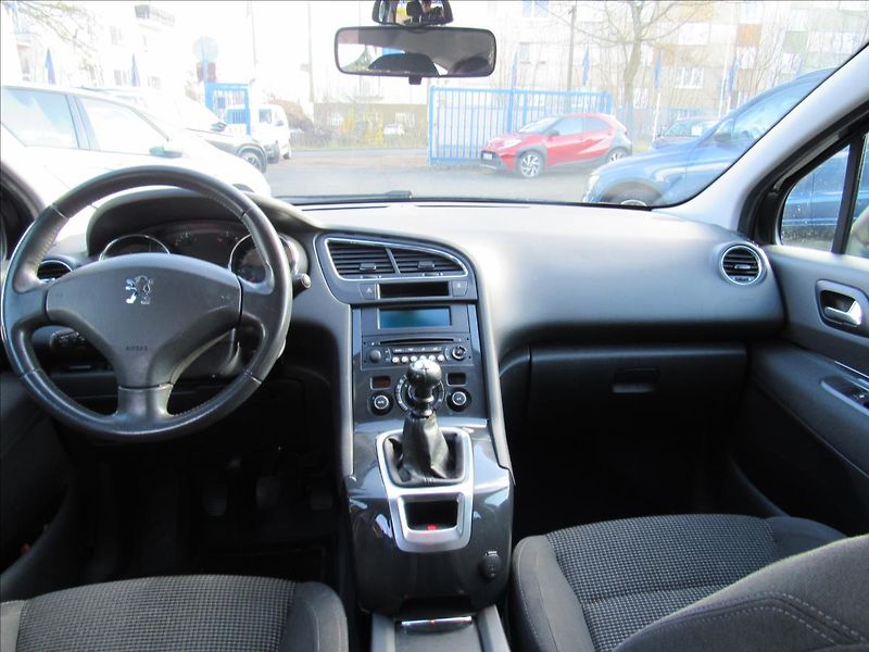 Peugeot 5008 2,0 HDi 110kW - fotka 11 z 23