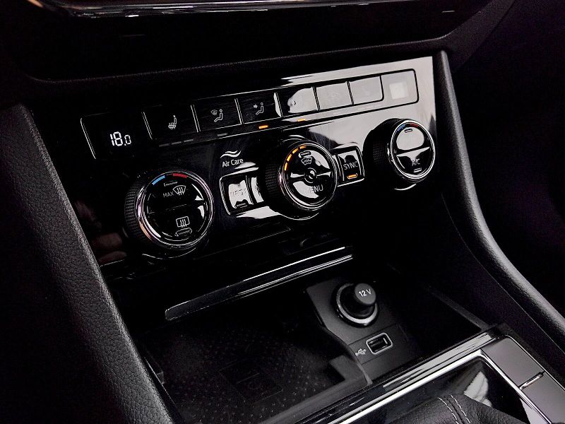 Škoda Superb (2018) SportLine 2,0 tsi 200 Kw DSG 4 - fotka 18 z 32