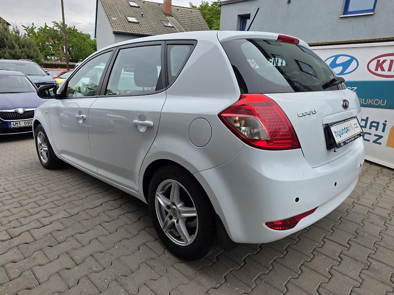 Kia Ceed (2011) 1.4-NÍZKÉ KM-1.MAJ.!!!-KLIMA - fotka 9 z 18