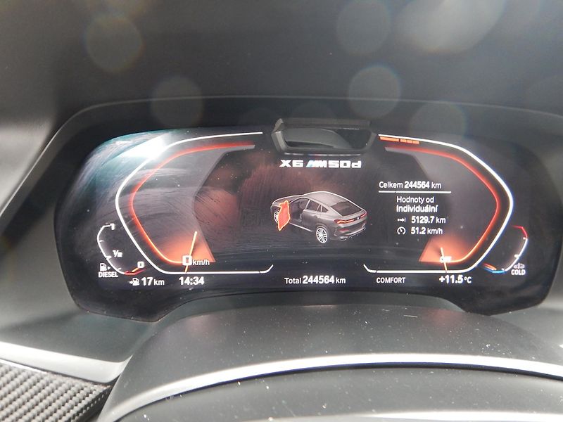 BMW X6 M50D - fotka 21 z 31