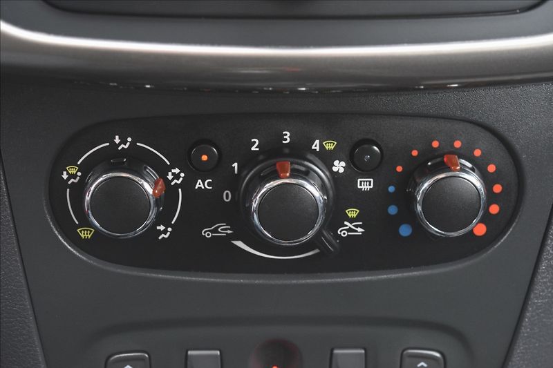 Dacia Sandero 1,2 i 55KW PO SERVISE - fotka 35 z 39
