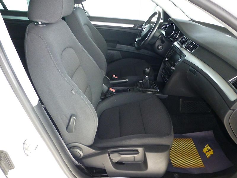 Škoda Superb (2014) 2,0TDI*NAV*PARK S*VYHŘ.S*XENON - fotka 22 z 29