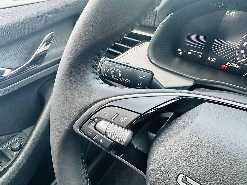 Škoda Scala Top Selection 1,0 TSI 85kW MT6 - fotka 10 z 27
