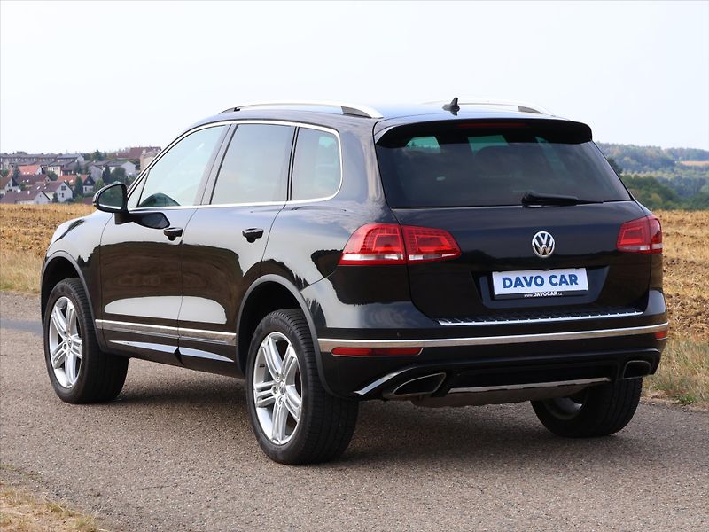Volkswagen Touareg 3,0 TDI V6 DSG R-LINE CZ 4M - fotka 5 z 29