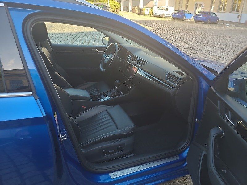 Škoda Superb Combi 2.0 TDI DSG - fotka 4 z 69