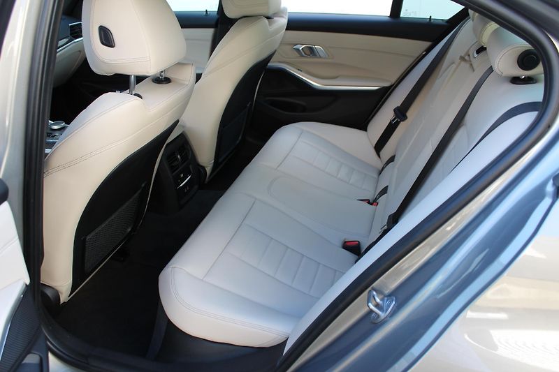 BMW Řada 3 M340i xDrive Sedan - fotka 12 z 25