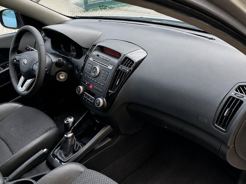 Kia Ceed 2,0 CRDi(103kW)*STK DO 8/2028* - fotka 9 z 15