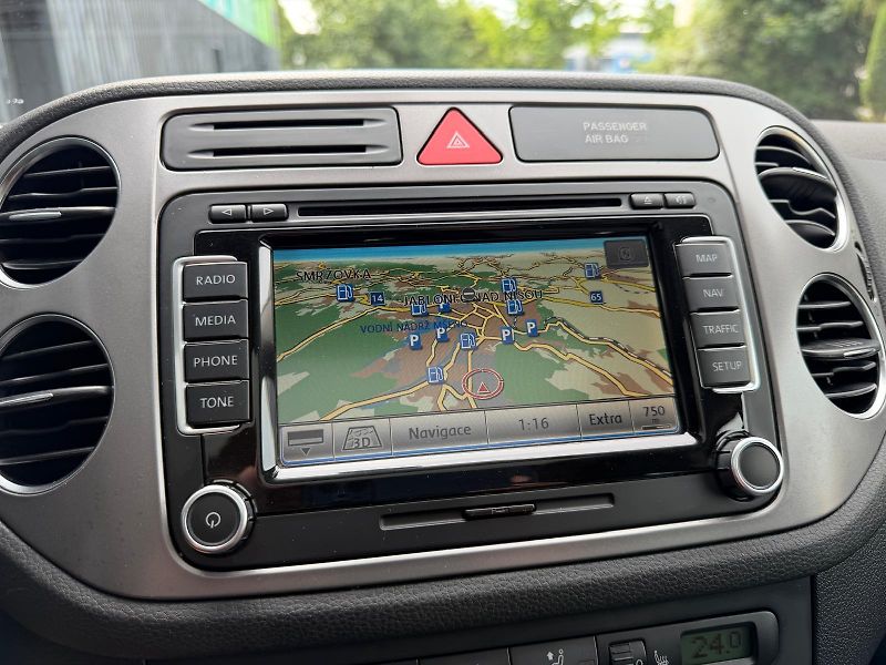 Volkswagen Tiguan 2,0 TDI /4x4/ SPORT / servis.k - fotka 24 z 32