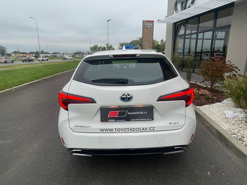 Toyota Corolla 1.8 Hybrid Comfort Business - fotka 10 z 28
