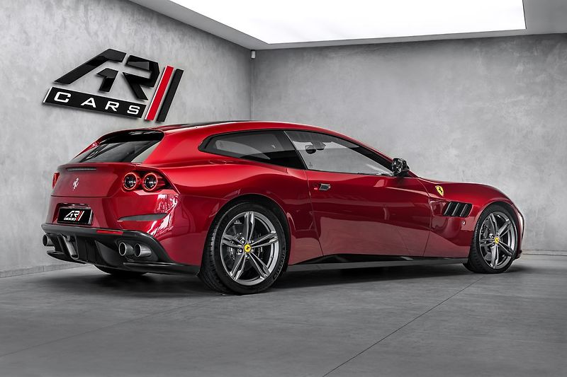Ferrari GTC4 Lusso - fotka 4 z 31