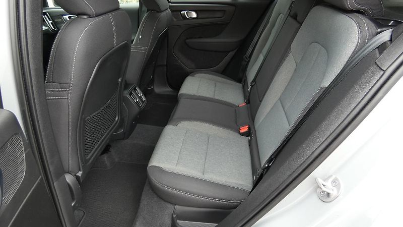 Volvo XC40 B3 PLUS DARK - fotka 19 z 23