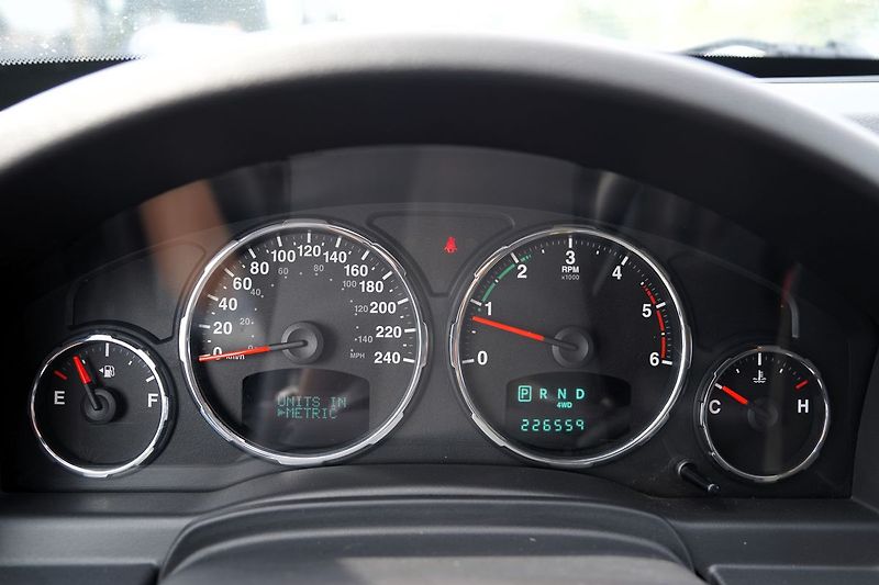Jeep Cherokee 2.8 CRD L/automat/tažné/klima/ - fotka 32 z 37