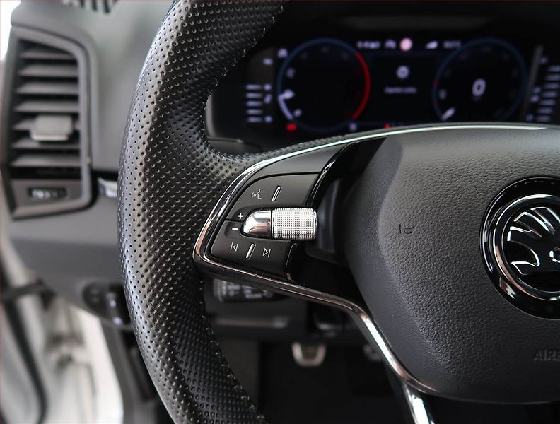 Škoda Karoq (2022) Sportline 2.0 TDI, digi klima - fotka 21 z 26