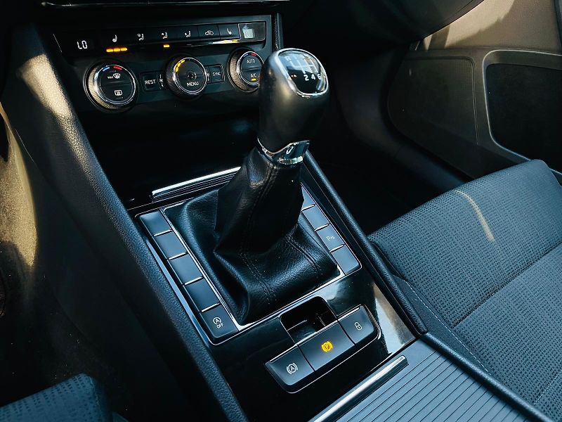 Škoda Superb 2.0TDI 1MAJITEL TAŽNÉ SERVISKA - fotka 38 z 44