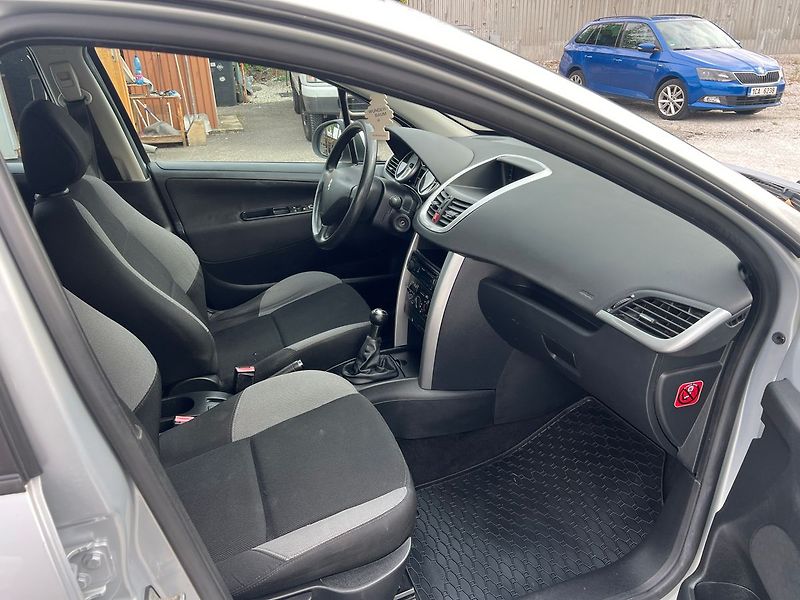 Peugeot 207 1.4i - fotka 8 z 14