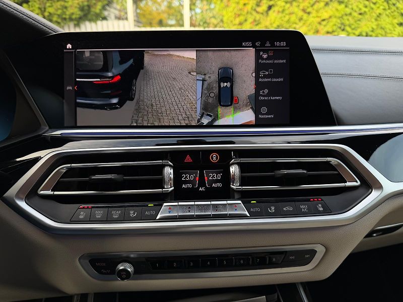 BMW X7 M50xD-R22-PANO-H&K-ČR-TOP STAV - fotka 31 z 53