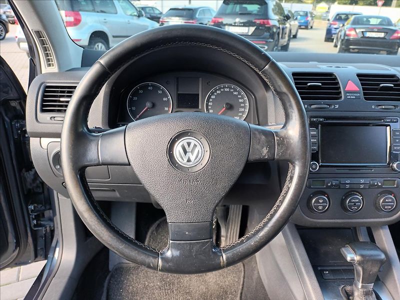 Volkswagen Golf 1,6 75kw,AUTOMAT,SERVISKA - fotka 13 z 35