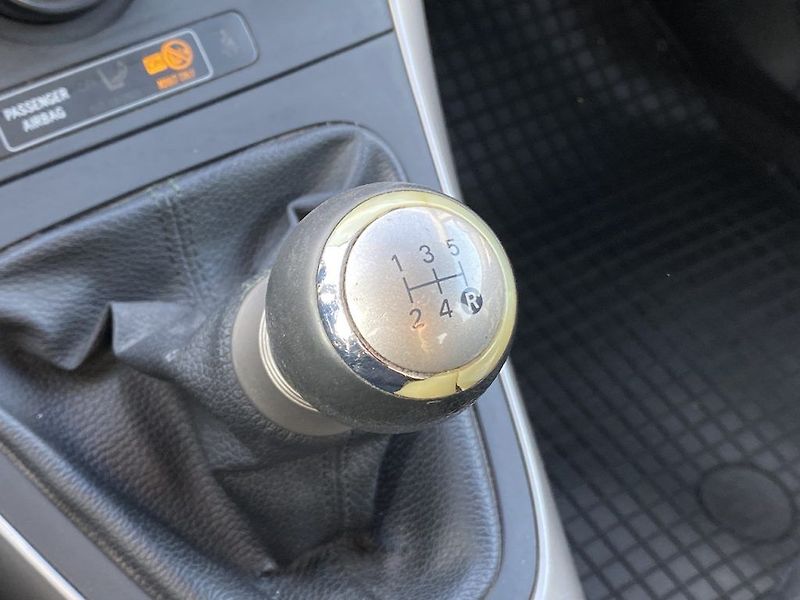 Toyota Auris 1.4i, ČR, manual, STK - fotka 12 z 13