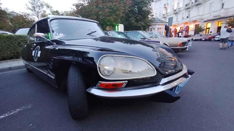 Účastníci Prague Carlsbad Classic a jejich vozy v sobotu večer před Grandhotelem Pupp.
