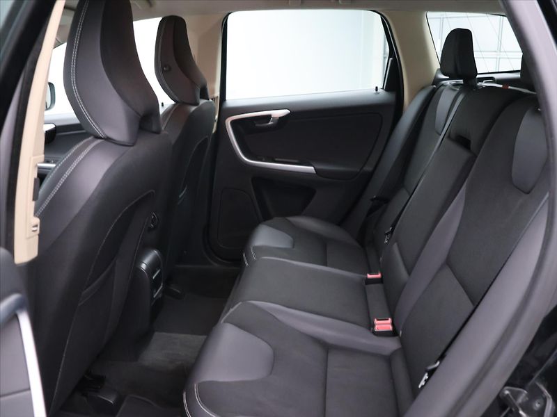 Volvo XC60 2,4 D3 120kW Momentum AWD AUT - fotka 14 z 33