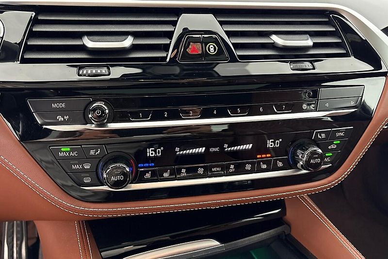 BMW Řada 5 540d xDrive - fotka 21 z 27