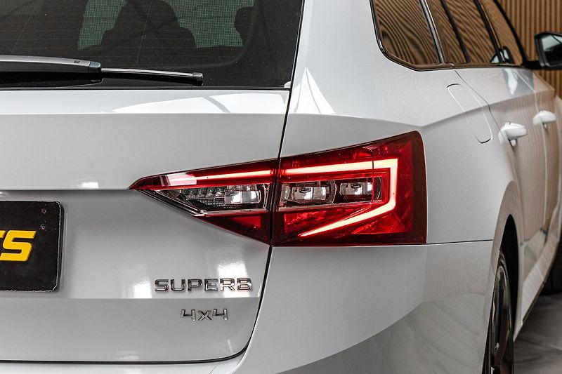 Škoda Superb 2.0 TDI 4x4*SPORTLINE*CANTON* - fotka 43 z 46