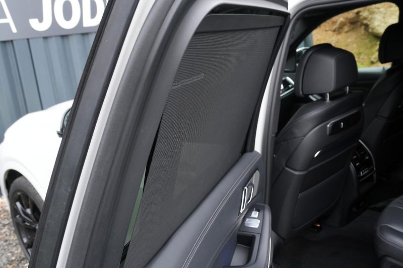 BMW X7 40d xDrive, Masáže, Skylounge - fotka 40 z 47