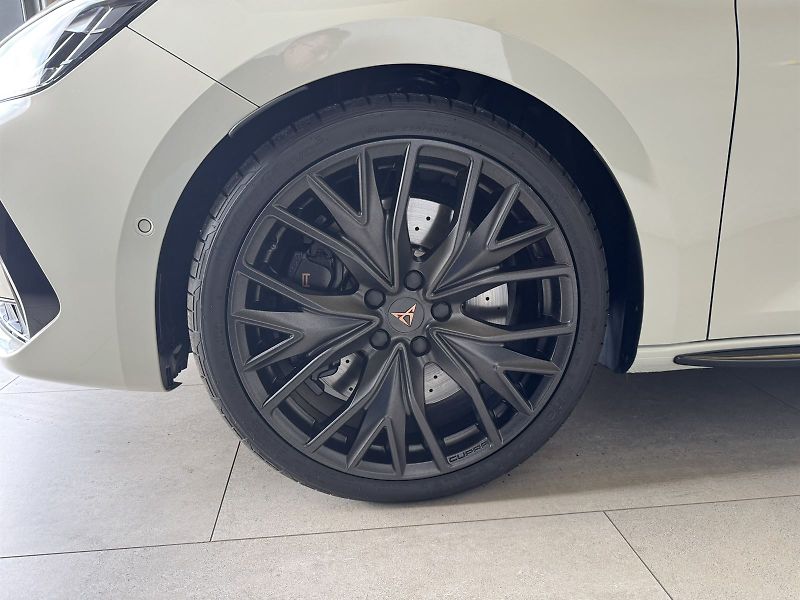 Cupra Leon (2026) SP VZ 2.0 TSI 333k DSG 4WD - fotka 5 z 12