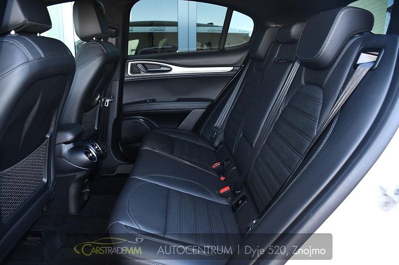 Alfa Romeo Stelvio 2.2D 16V 154kW Veloce AT8-Q4 - fotka 13 z 51