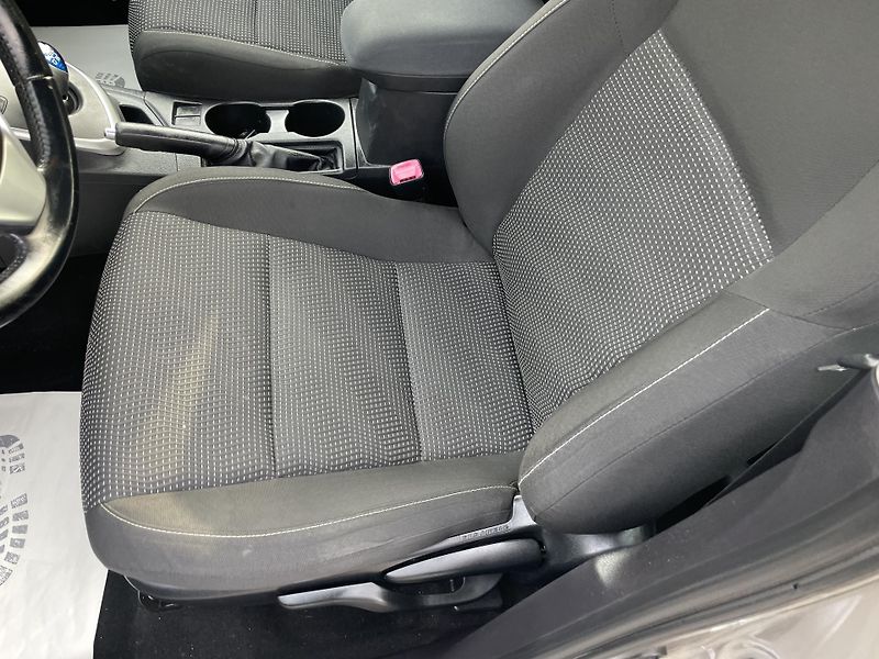 Toyota Auris 1.8i 16v HYBRID AUT NAVI CAM!! - fotka 87 z 166