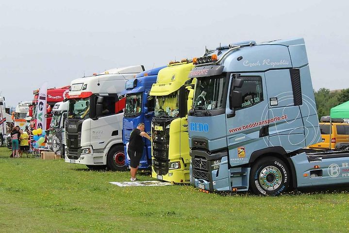 V dnešním zábavném motoristickém kvízu jsme vám připravili otázky zaměřené na téma o řeči řidičů kamionů.