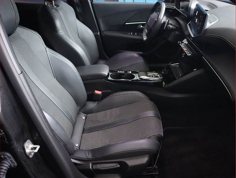 Peugeot 2008 (2023) GT 1.2 PureTech - fotka 9 z 21