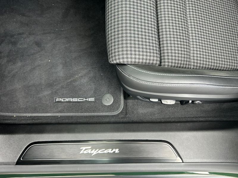 Porsche Taycan (2026) Black Edition - fotka 26 z 30