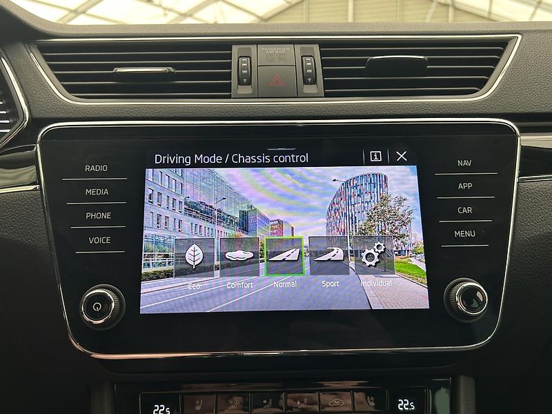 Škoda Superb 2.0 TDI L & K - fotka 15 z 35