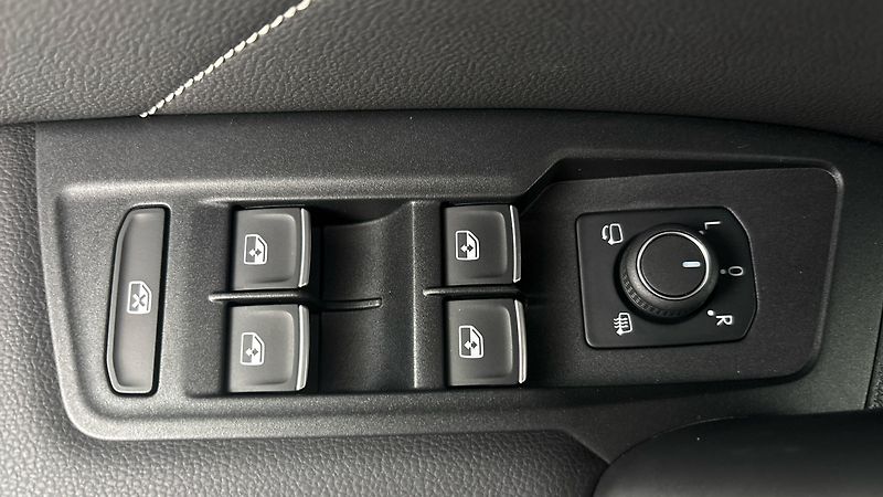Volkswagen Tiguan 2.0 TDI DSG 4MOTION R-Line - fotka 23 z 32